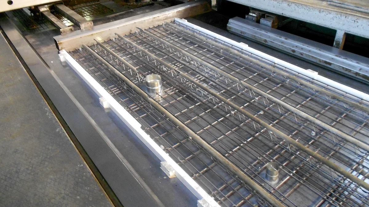 Bewehrung und Einbauteile in der Fertigbetondeckenproduktion