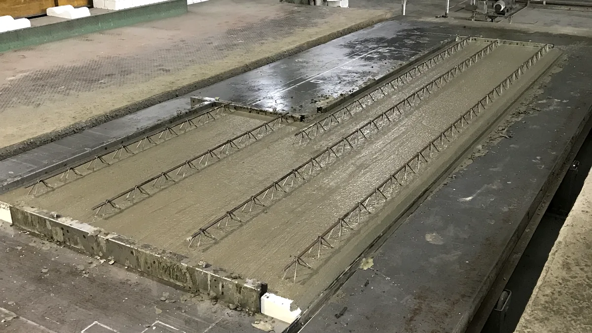 Produktion einer Fertigbetondecke im Werk